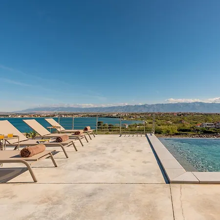 Villa Quintessa With Infinity Pool *